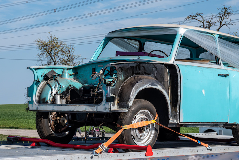 Alter Trabant 601 auf den Weg zum Restaurator