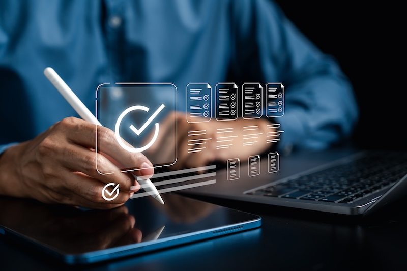 Digital checklist system with creative content review on tablet. Efficient solution for form approval, quality control, and digital documentation in online workflow.