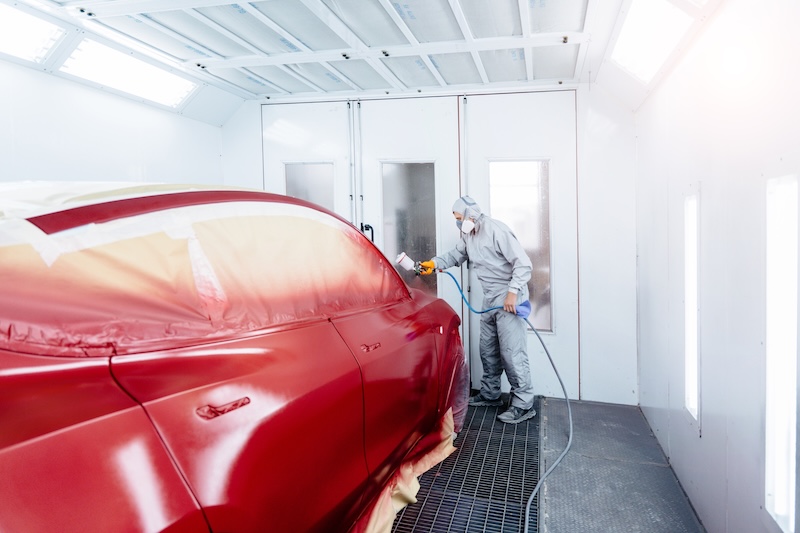 Wide angle of automobile repairman painter in protective workwear and respirator painting car body in paint chamber. SSUCv3H4sIAAAAAAAACpySz27DIAzG75P2DhHnRkoKSZO+SrWDA26DSqEC0mmq+u7jT1Kx627xz/ZnfzjPz4+qIhM4ycmxesYoxFKpxXkLXhodcLNbuUUt0JbkYWnflABkGaGQ3lgJqoQTeD5ruGGAelEq4ldKEufBLw5d3GVFHDxegkaGb4m88CnH1ZZIydARUoTsCuaWKbENZfF/deaPr7fhC2r+kxYujFhUCNnIKZeS67dHeyutwSKkKVw9DAcVC2ihBPIOFv703a3kUl8KYvyc7rIpcbNob+NWbzNEGXOHScVXP4cxuPEZnAvlYuPFbB7+AnMr5mjjk6dVlYhwnBi2lDLasqHtDj1j+647rAX5oLMMOmmdTSjE/CpF6UrGDQjrBzqc2Vg3PeU1awBrADHUo8Cx5fsOKefhFq9fAAAA//8DAJR+BR25AgAA