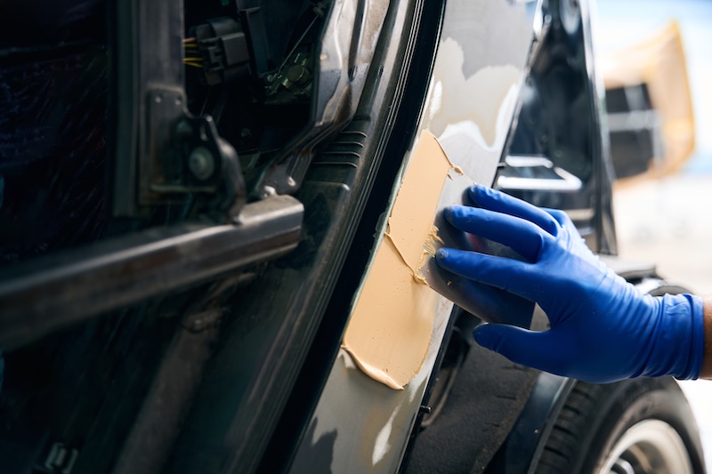 Close up of mechanic engaged in local repairing car body in auto repair shop. Repair after an accident SSUCv3H4sIAAAAAAAACnRSsY7cIBTsI+UfVtSHhMEYfG2qFNddF6V4BryLjoUV4Iui0/17wKxXREo63gzMm3mPj69fTie0QLIKPZ8+alVq69yWcoRsgy8webrj0XhtYo+8RzaRHgDbV0bbHKIF14MLZHXxcDUF9JtzFf7cSZQy5C2ZVL3cIQXZnItGAx8SzfCPVp8OYifLi0Kh717XELX5U8embansi03KOAfehC2hg289/yP4GsGnW4i5zeUfot8gdlrt8PMxmbPx6veerEscjTPQEt/DoEFztUousNAw4xFmigHogCXRZJ0ZoXrRR3dEzQhy5oAFNxMe2agxjKPEjK2cTpPgRMrdUvOB3n5lE6/9gGHTNnSzfQ8KXL3AOptgbxDhr3e3aJX15w4J+bL/jkNJhc3nWCMjOswPyy6EGyyurn8tncyBXyCl8kIfeNdelU2Ga9fKh7zPDDVVpMsvqeXAmJCUUiYmzqicOLlfaD/rYovO7ugQKrV6s7oPZqsDpAe+0tForKUQZQtkwbNQBlO9jnpYByKGOtjPPwAAAP//AwATAcTVQgMAAA==